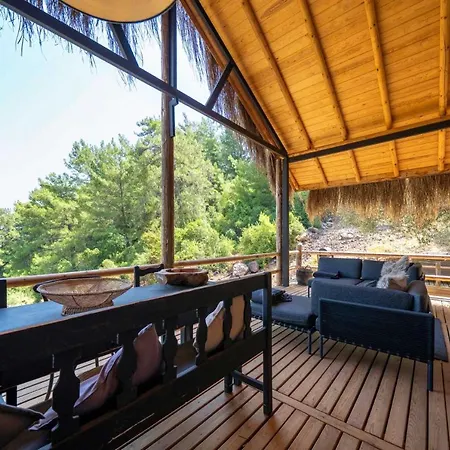 Enchanting Forest With Lake View וילה